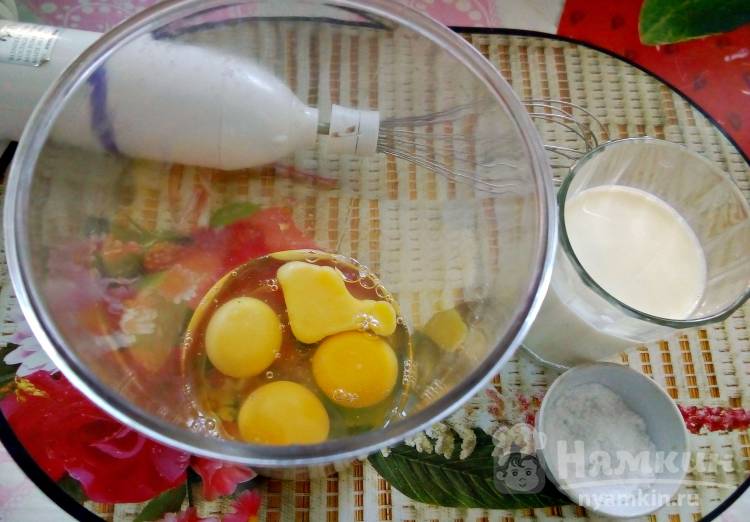 Омлет с кабачком и колбасой на сковороде - фото шаг 3