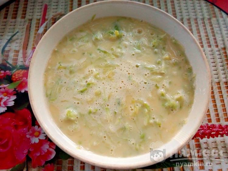 Омлет с кабачком и колбасой на сковороде - фото шаг 4