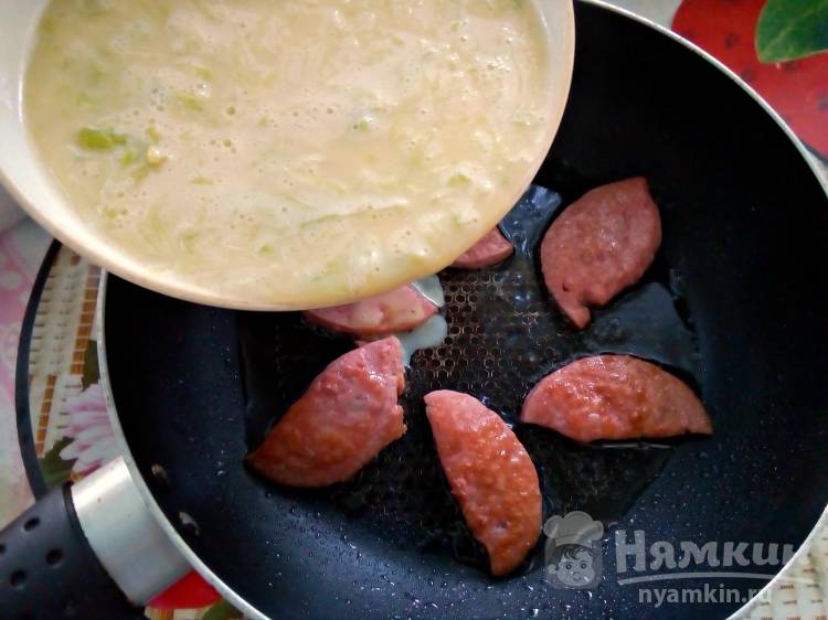 Омлет с кабачком и колбасой на сковороде - фото шаг 5
