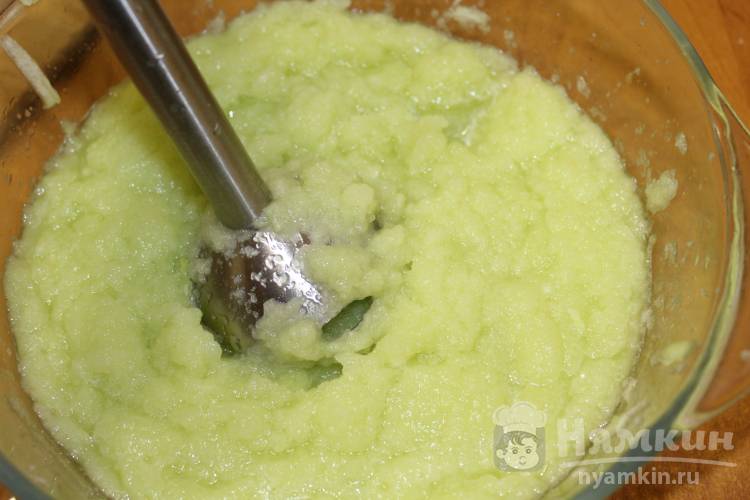 Кабачковый рулет с  начинкой из мяса, колбасы и сыра - фото шаг 1