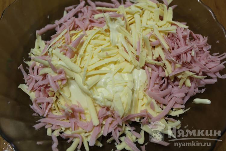 Кабачковый рулет с  начинкой из мяса, колбасы и сыра - фото шаг 5