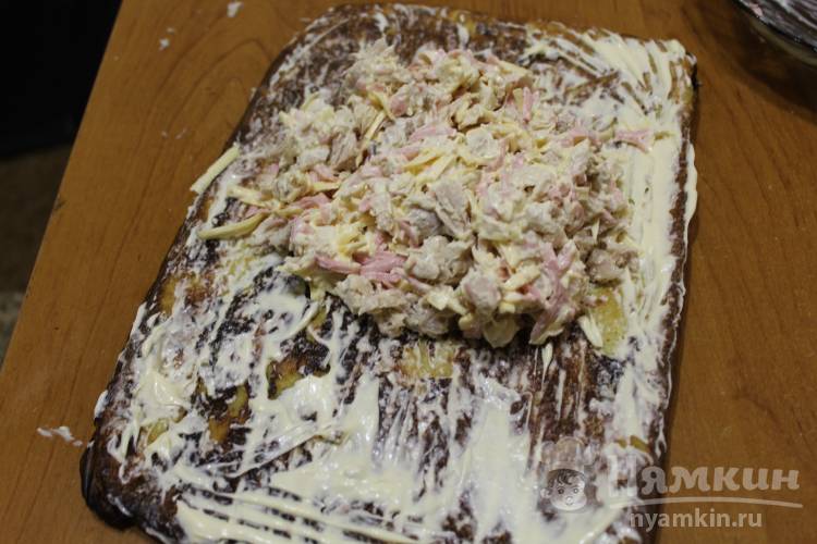 Кабачковый рулет с  начинкой из мяса, колбасы и сыра - фото шаг 7