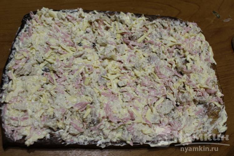 Кабачковый рулет с  начинкой из мяса, колбасы и сыра - фото шаг 8