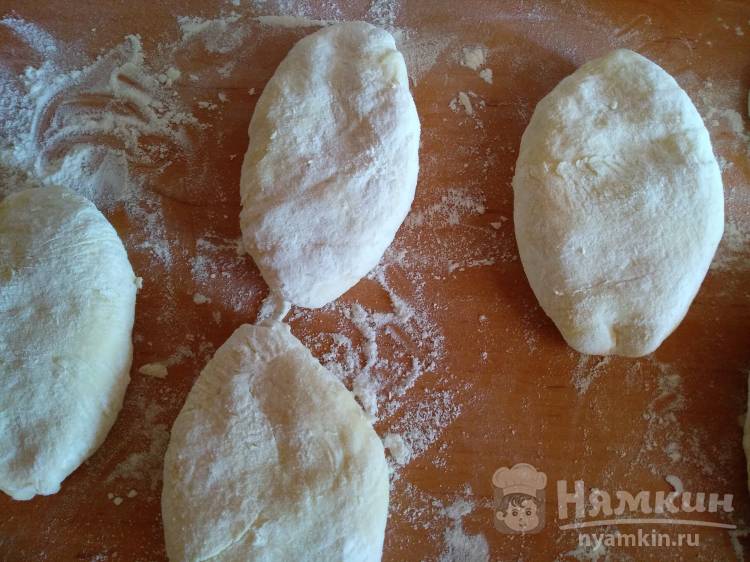 Пирожки на кефире с курицей, зеленью и помидором на сковороде - фото шаг 6