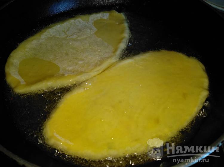 Пирожки на кефире с курицей, зеленью и помидором на сковороде - фото шаг 7