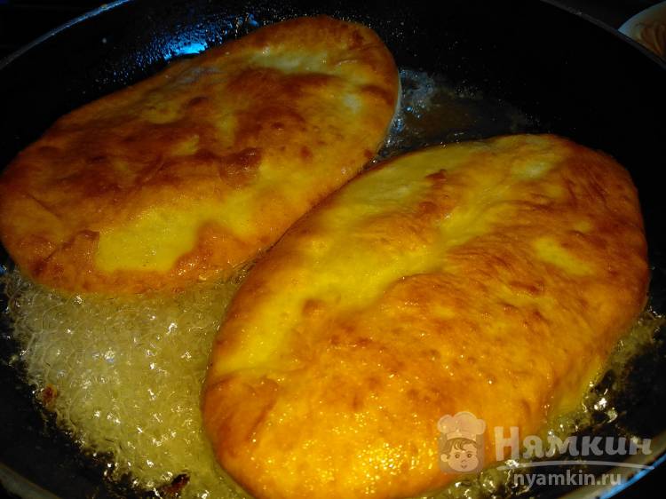 Пирожки на кефире с курицей, зеленью и помидором на сковороде - фото шаг 8