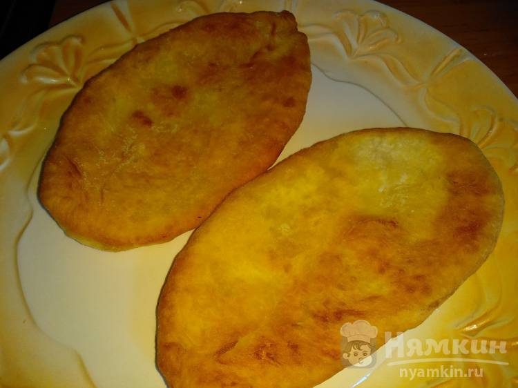 Пирожки на кефире с курицей, зеленью и помидором на сковороде - фото шаг 9