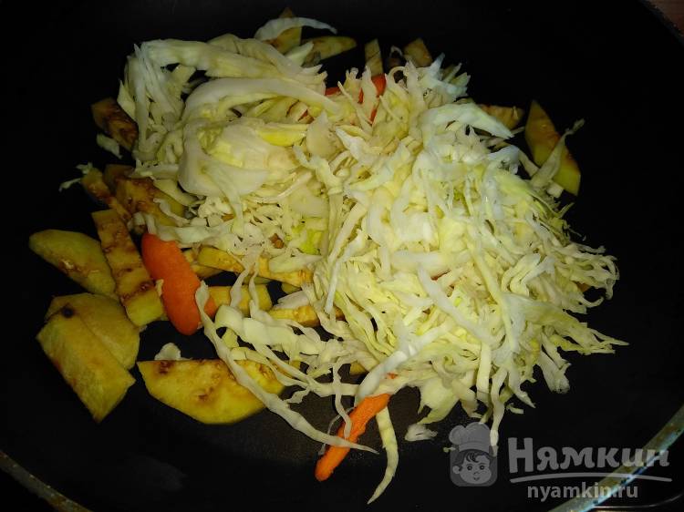 Тушеная капуста с овсянкой и баклажаном на сковороде - фото шаг 2