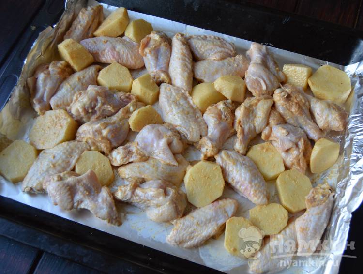 Крылышки с картошкой в духовке
