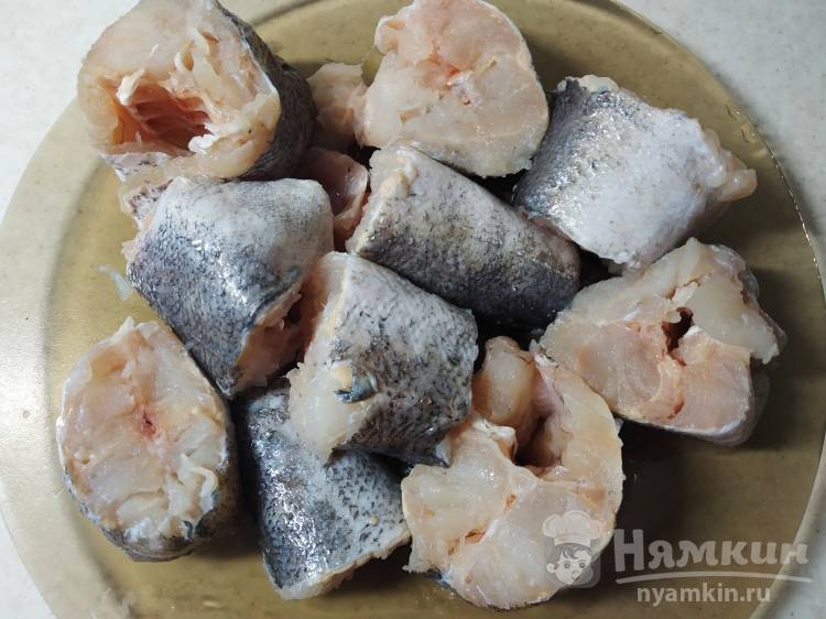 Жареный хек в кляре из манки - фото шаг 1