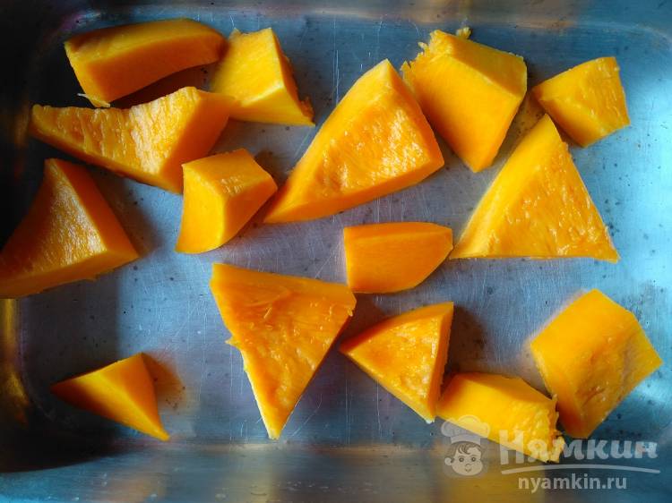 Тыква запеченная в духовке с грушей, орехами и мятой - фото шаг 1