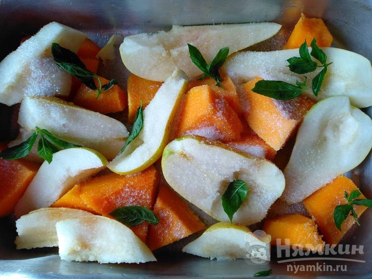 Тыква запеченная в духовке с грушей, орехами и мятой - фото шаг 3