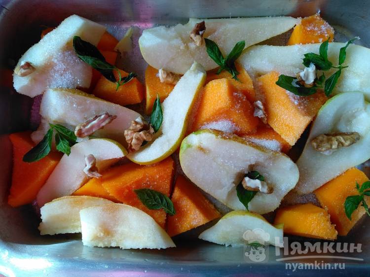 Тыква запеченная в духовке с грушей, орехами и мятой - фото шаг 4