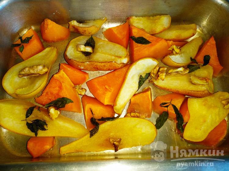 Тыква запеченная в духовке с грушей, орехами и мятой - фото шаг 5
