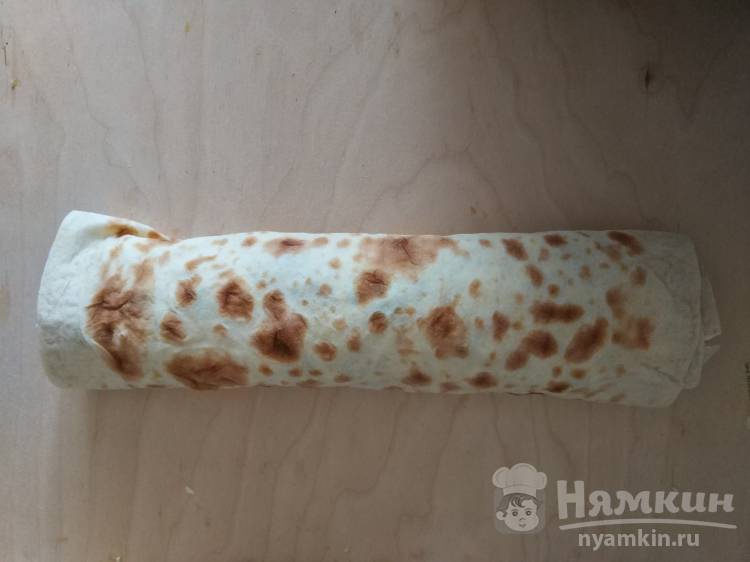Рулет из лаваша с рыбной консервой и сыром - фото шаг 7