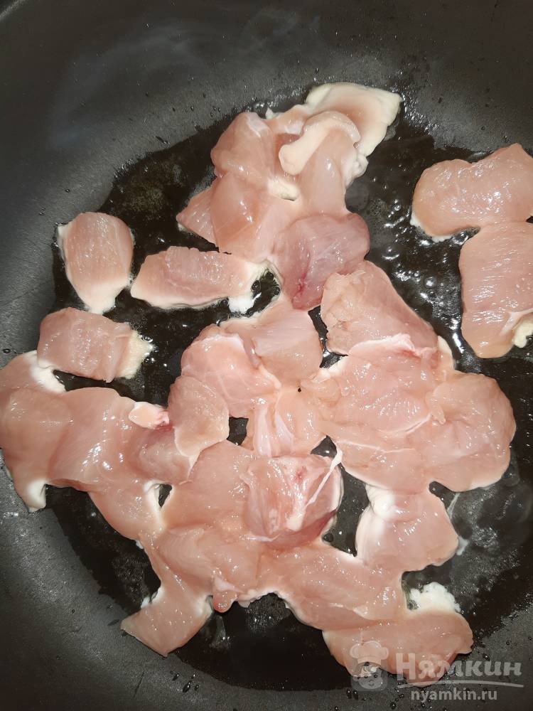 Курица с овощами в кисло-сладком соусе на сковороде - фото шаг 1