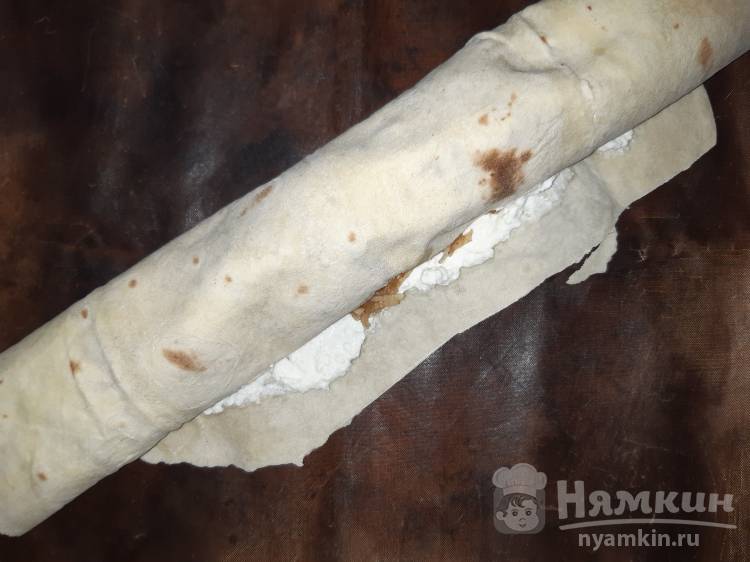 Осенний рулет из лаваша в духовке с творогом и яблоками - фото шаг 9