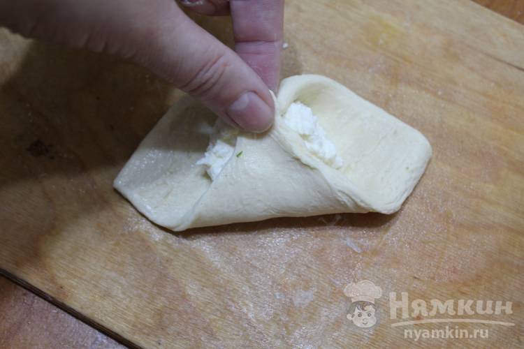 Вкусные творожные конвертики из слоеного дрожжевого теста - фото шаг 4