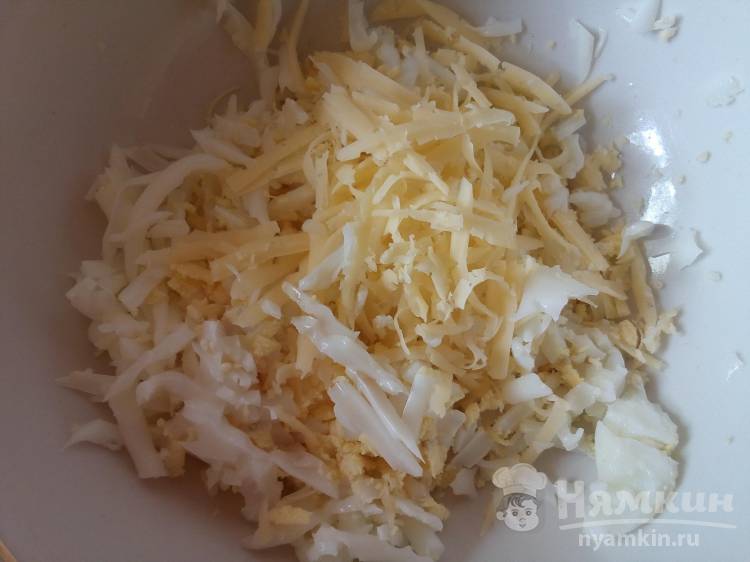 Яичные котлеты с сыром и луком на сковороде - фото шаг 2