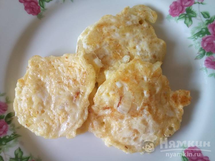 Яичные котлеты с сыром и луком на сковороде - фото шаг 5