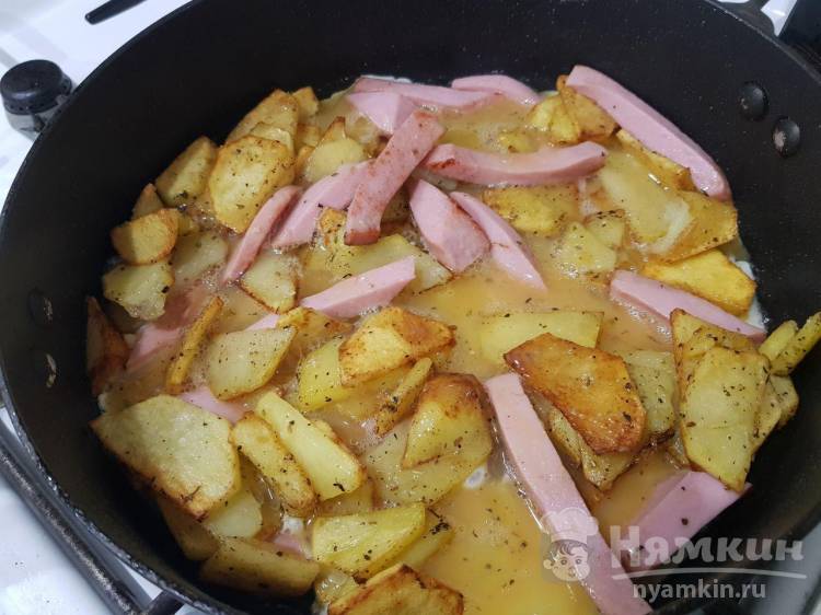 Картофель с куриной колбасой на сковороде