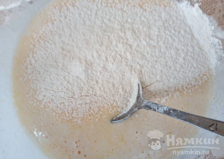 Румяная шарлотка с яблоками на сковороде  - фото шаг 5