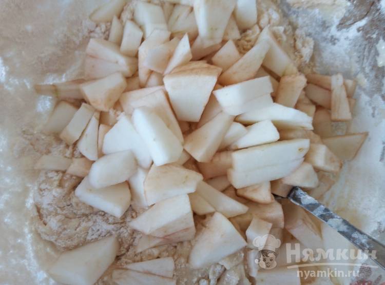 Румяная шарлотка с яблоками на сковороде  - фото шаг 6