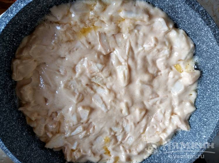 Румяная шарлотка с яблоками на сковороде  - фото шаг 8