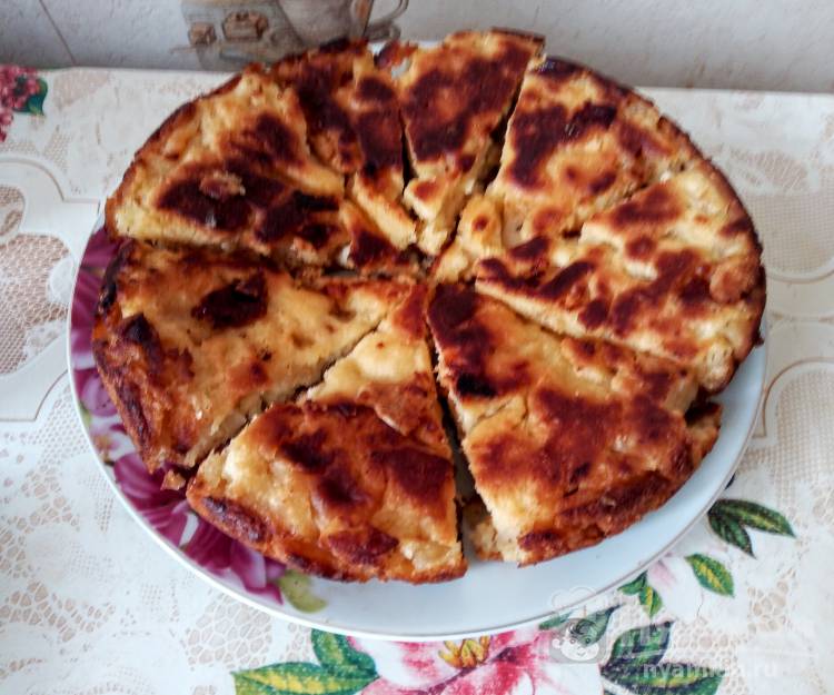 Румяная шарлотка с яблоками на сковороде  - фото шаг 9