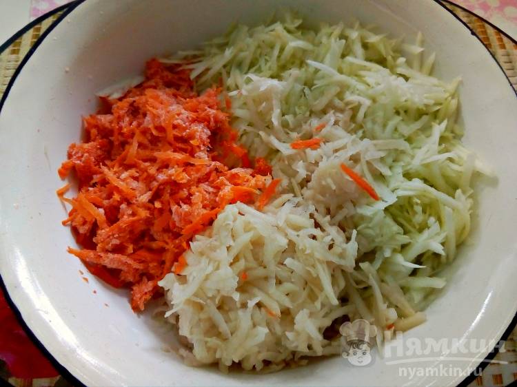 Оладьи из кабачков и картофеля на манке - фото шаг 2