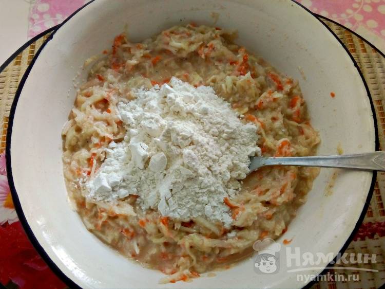 Оладьи из кабачков и картофеля на манке - фото шаг 4