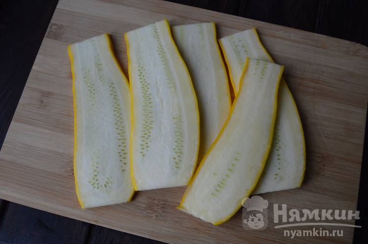  Рулетки из кабачков со сливочным сыром и грецкими орехами  - фото шаг 1