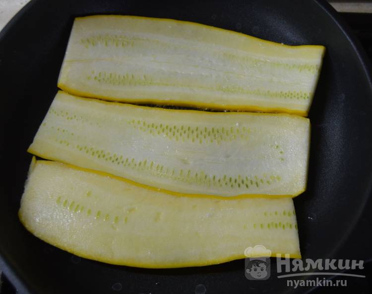  Рулетки из кабачков со сливочным сыром и грецкими орехами  - фото шаг 2