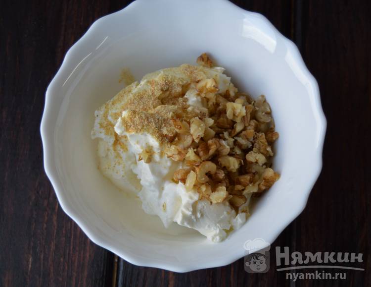  Рулетки из кабачков со сливочным сыром и грецкими орехами  - фото шаг 3