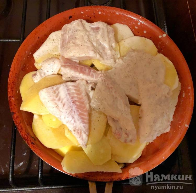 Минтай с картошкой в сметанном соусе на сковороде рецепт пошаговый с фото - aikimaster.ru