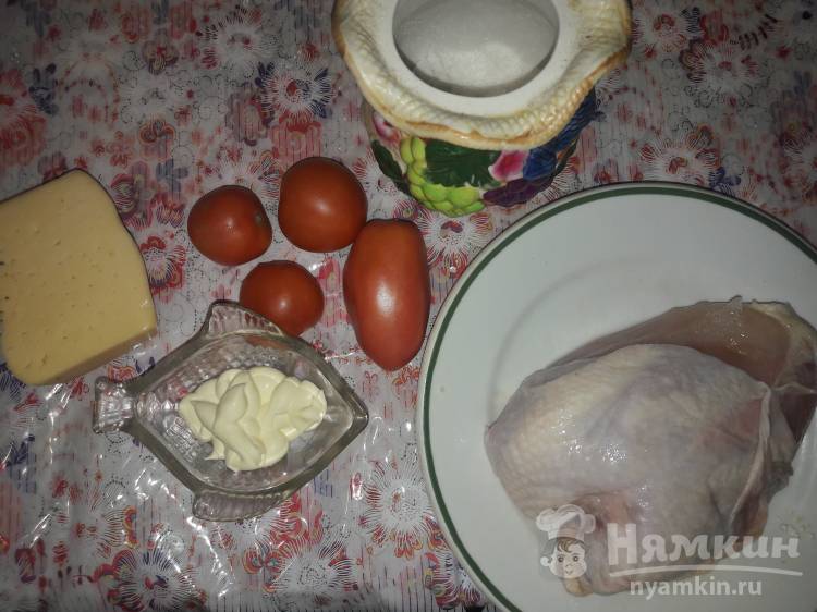 Салат из голландского сыра, запеченной грудки и помидоров - фото шаг 1