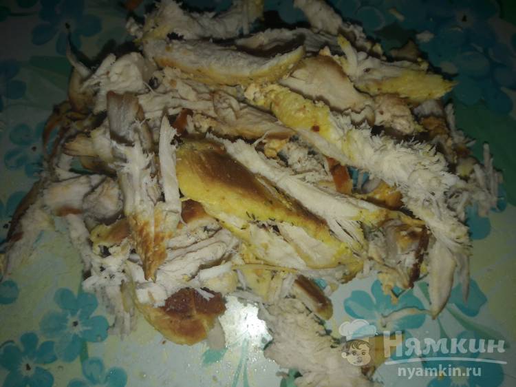 Салат из голландского сыра, запеченной грудки и помидоров - фото шаг 2