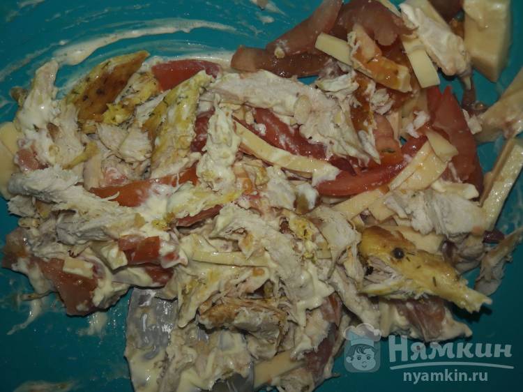 Салат из голландского сыра, запеченной грудки и помидоров - фото шаг 3