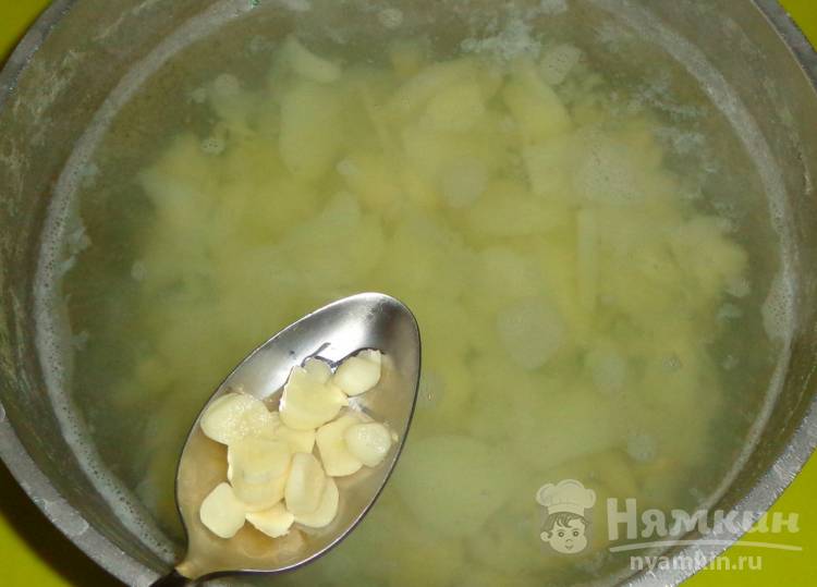 Картофельная похлебка с чесноком и петрушкой - фото шаг 2