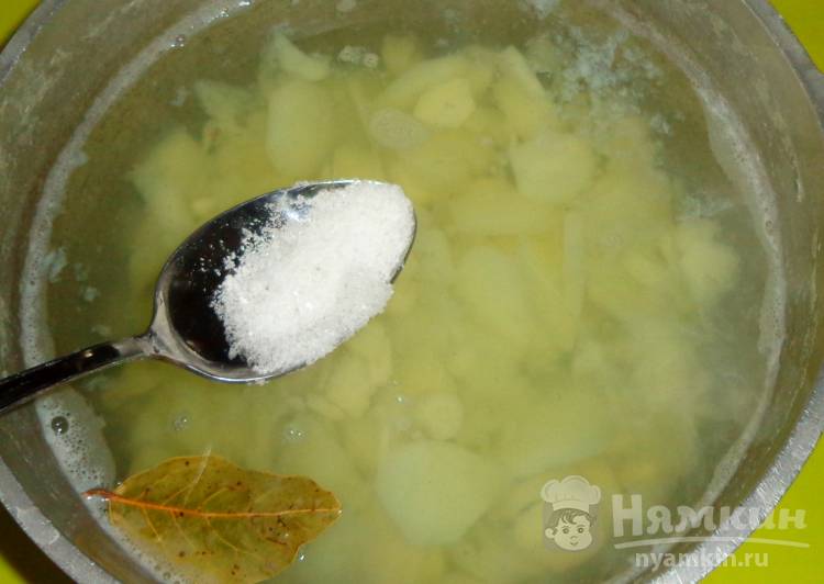 Картофельная похлебка с чесноком и петрушкой - фото шаг 3
