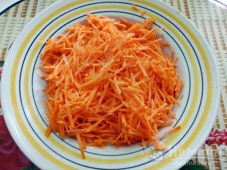 Салат с корейской морковью, кукурузой и копчёной колбасой
