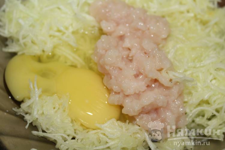 Котлеты из кабачков и курицы на сковороде - фото шаг 4