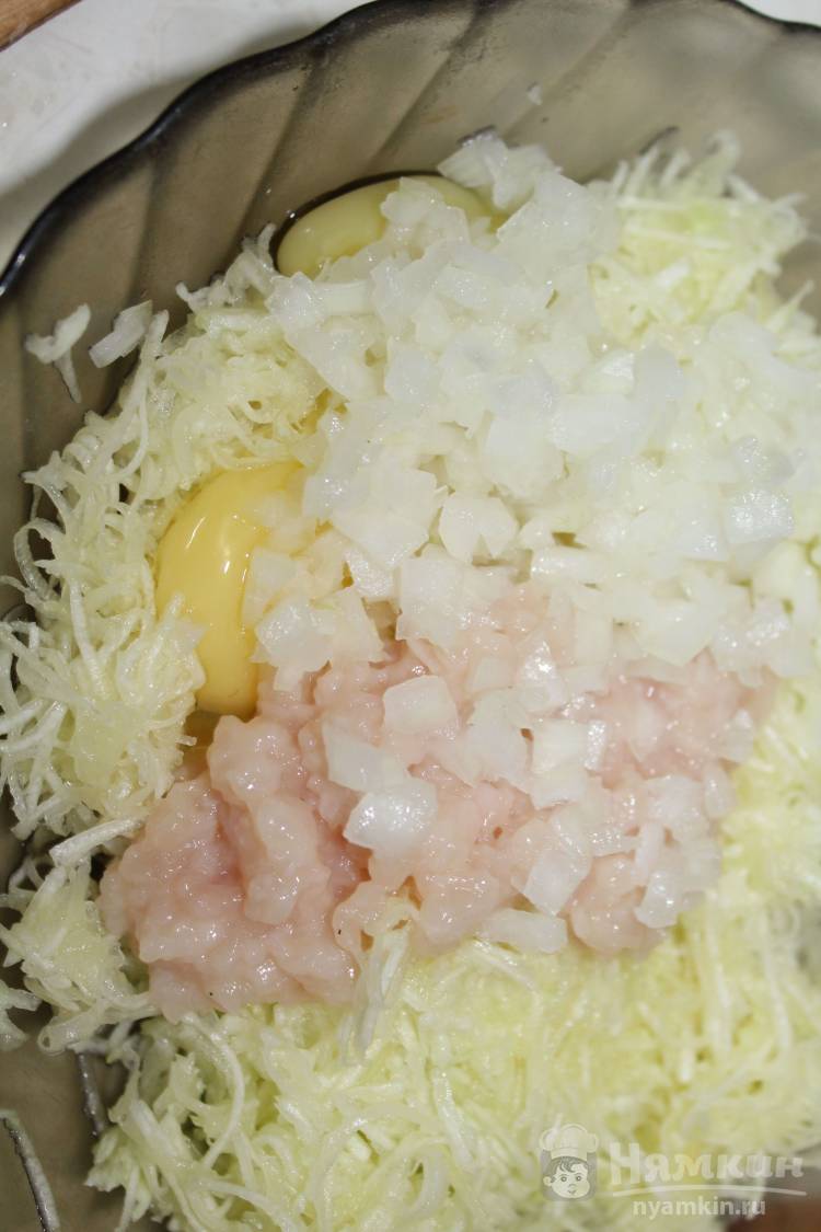 Котлеты из кабачков и курицы на сковороде - фото шаг 5