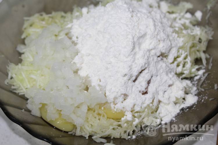Котлеты из кабачков и курицы на сковороде - фото шаг 6