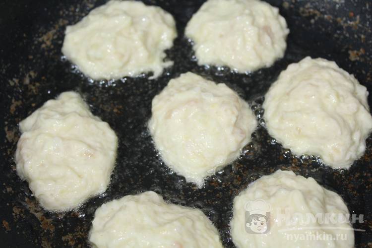 Котлеты из кабачков и курицы на сковороде - фото шаг 7