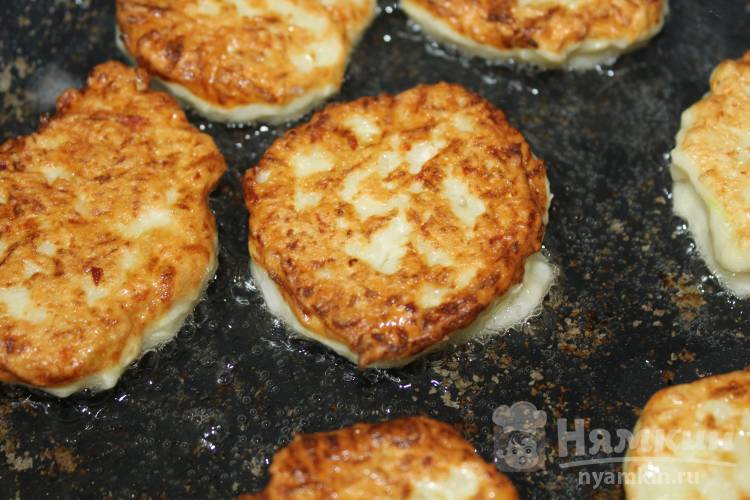 Котлеты из кабачков и курицы на сковороде - фото шаг 8