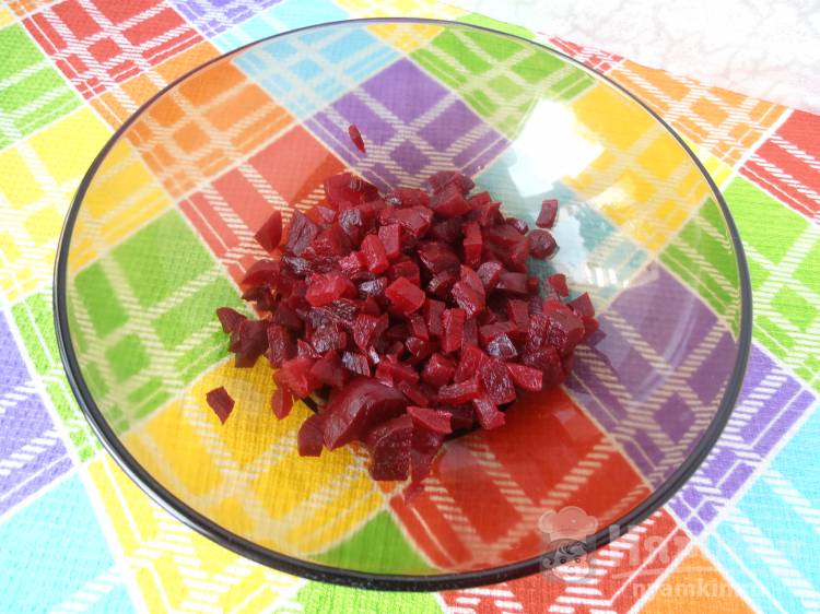 Салат из свёклы с кукурузой и луком - фото шаг 1