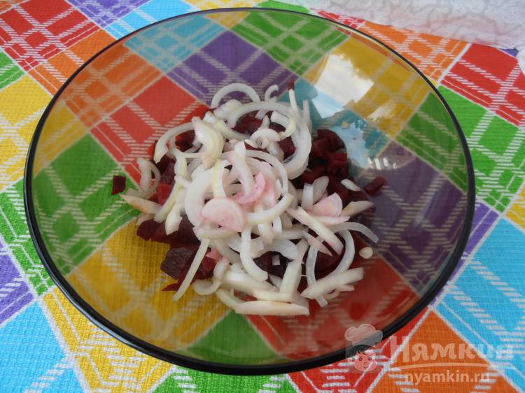 Салат из свёклы с кукурузой и луком - фото шаг 2