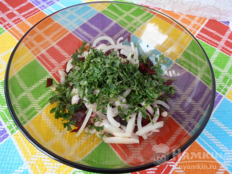 Салат из свёклы с кукурузой и луком - фото шаг 3