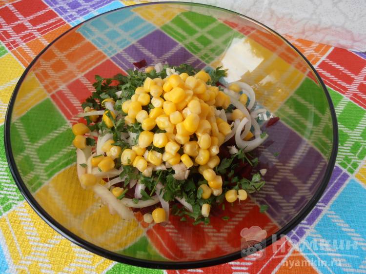 Салат из свёклы с кукурузой и луком - фото шаг 4